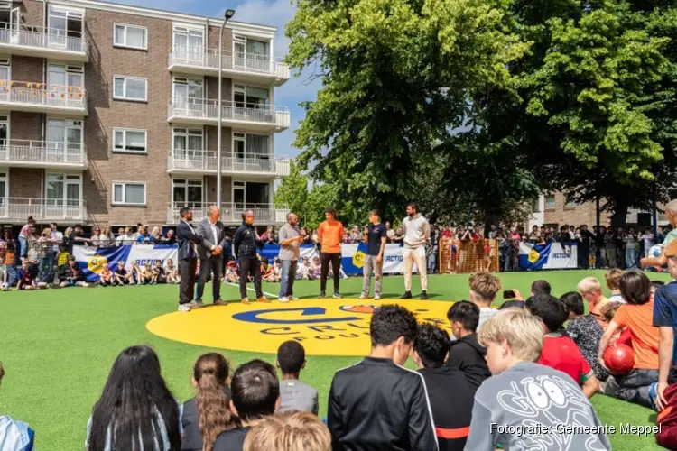 Soufiane Touzani opent nieuw Cruyff Court in Meppel
