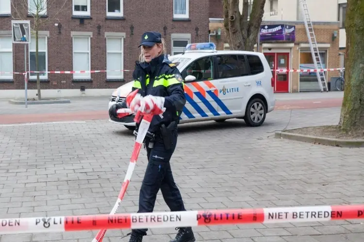 Man wordt geschept door auto in Meppel